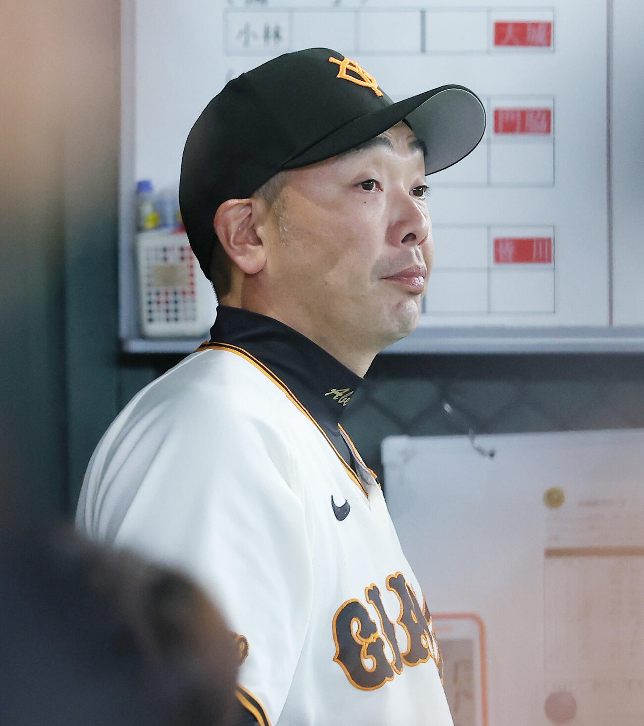 巨人対広島　2回裏、戦況を見守る阿部慎之助監督（撮影・河田真司）