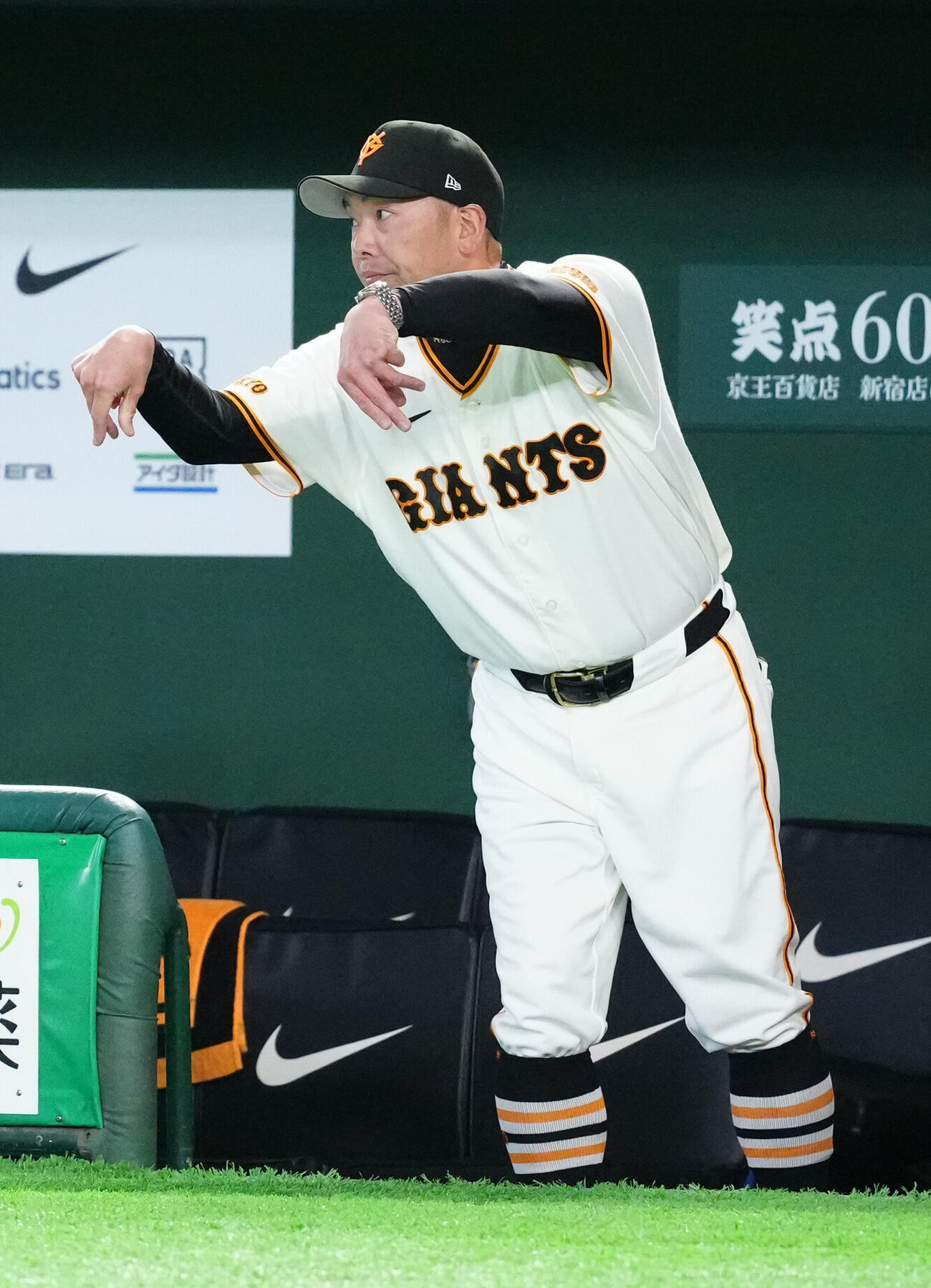 巨人対広島　6回表、リクエストをやめる巨人阿部慎之助監督（撮影・江口和貴）