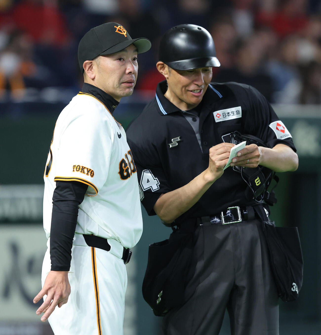 巨人対広島　6回裏を終え選手交代を告げる阿部慎之助監督（撮影・河田真司）