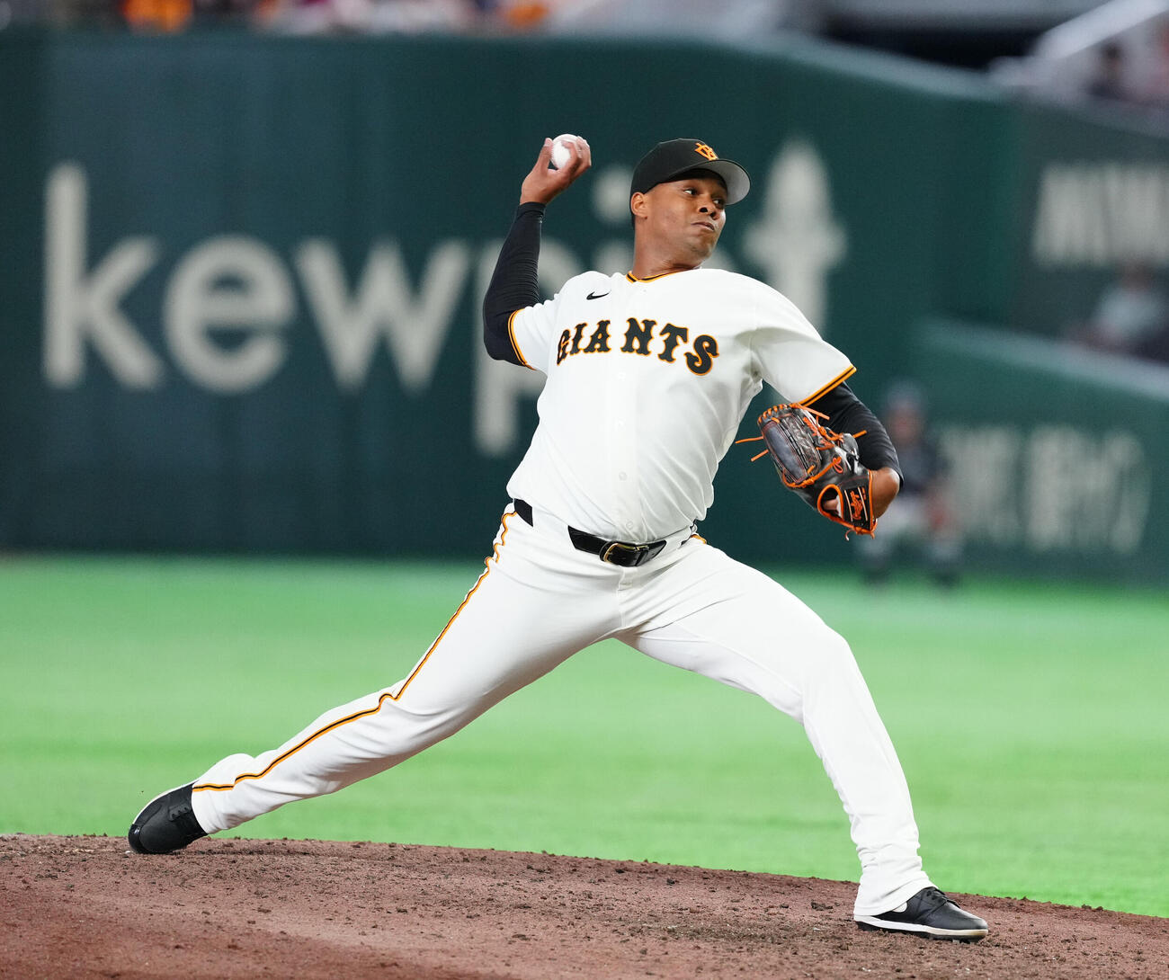 巨人対広島　巨人4番手のエルビス・ルシアーノ（撮影・江口和貴）