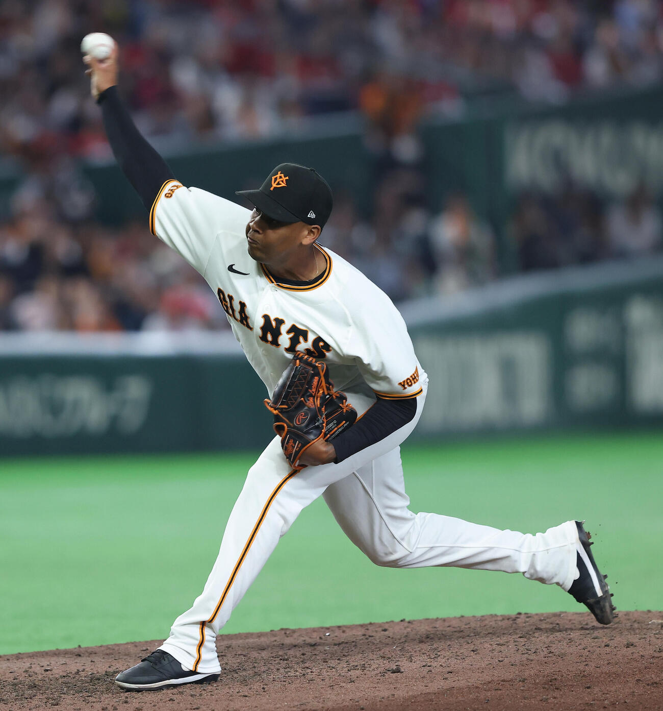 巨人対広島　8回表、巨人4番手で登板するルシアーノ（撮影・河田真司）