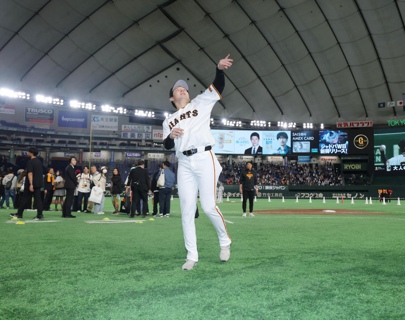 巨人対広島　広島に勝利サインボールを投げ込む竹丸和幸（右）（撮影・河田真司）