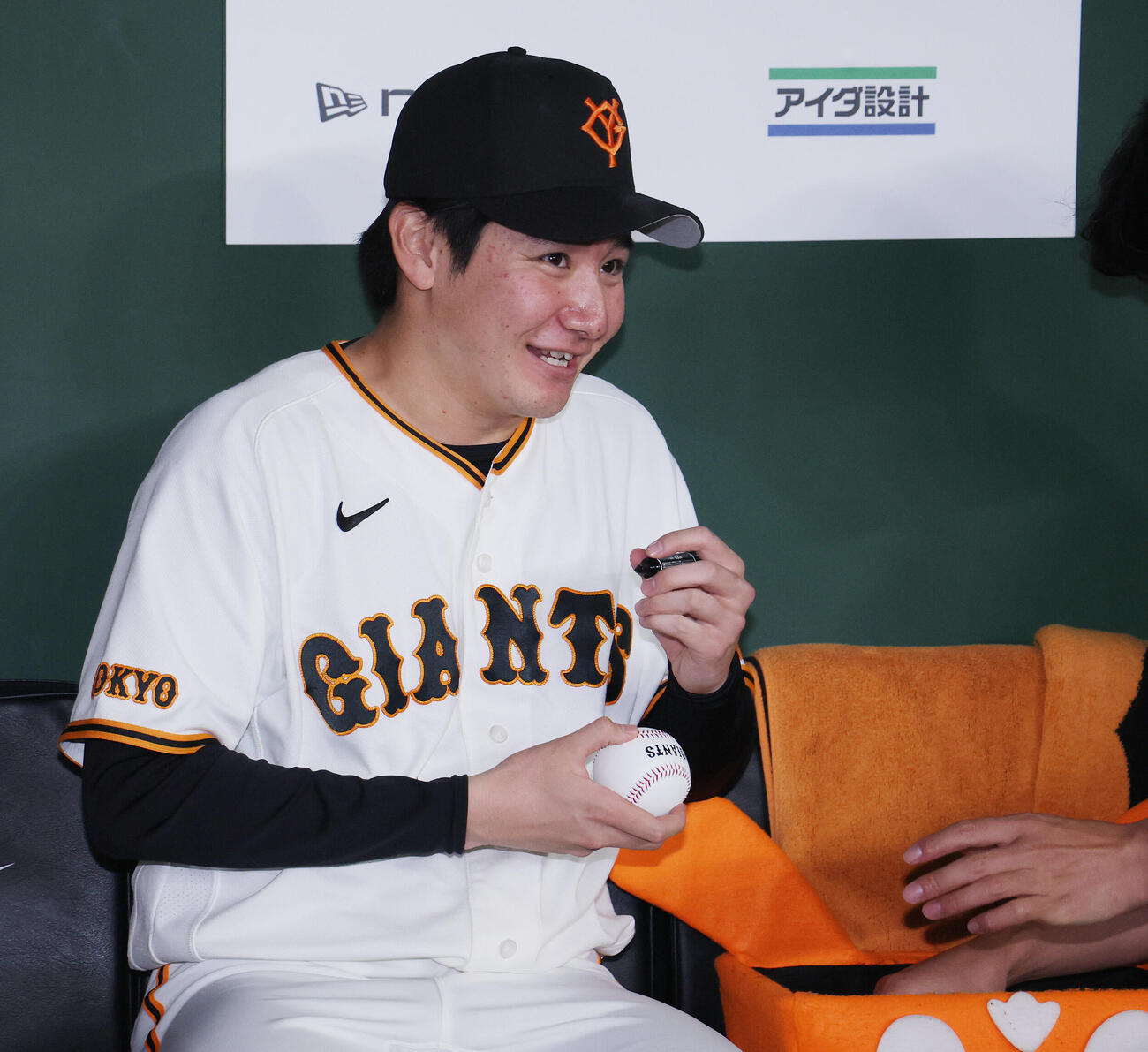 巨人対広島　広島に勝利し、ベンチボールにサインする竹丸和幸（撮影・河田真司）