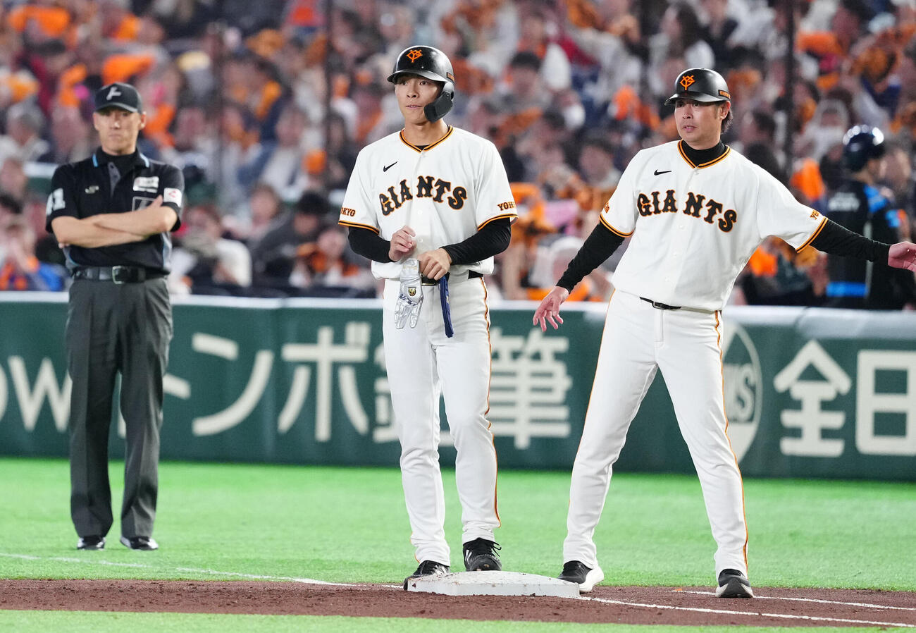 巨人対広島　2回裏巨人無死満塁、平山功太（中央）の遊ゴロの間に先制の1点をあげる（撮影・江口和貴）