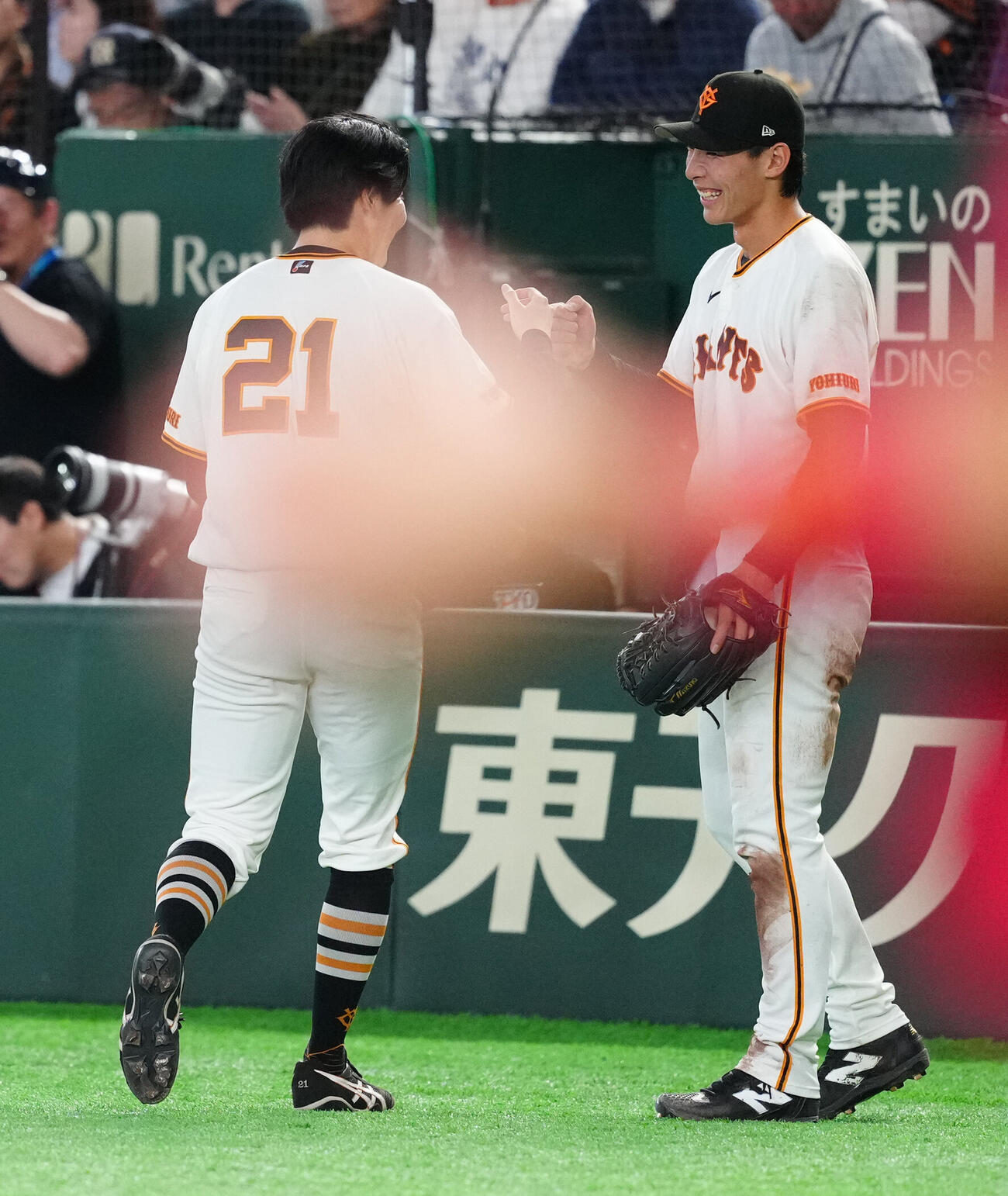 巨人対広島　2回裏終了後、タッチを交わす巨人竹丸和幸（左）と平山功太（撮影・江口和貴）