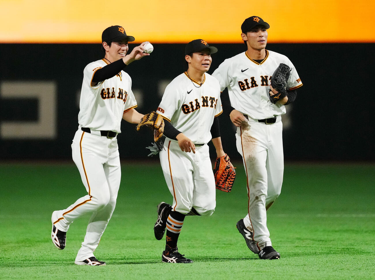 巨人対広島　試合後、勝利し引き揚げる巨人外野陣。左から松本剛、佐々木俊輔、平山功太（撮影・江口和貴）