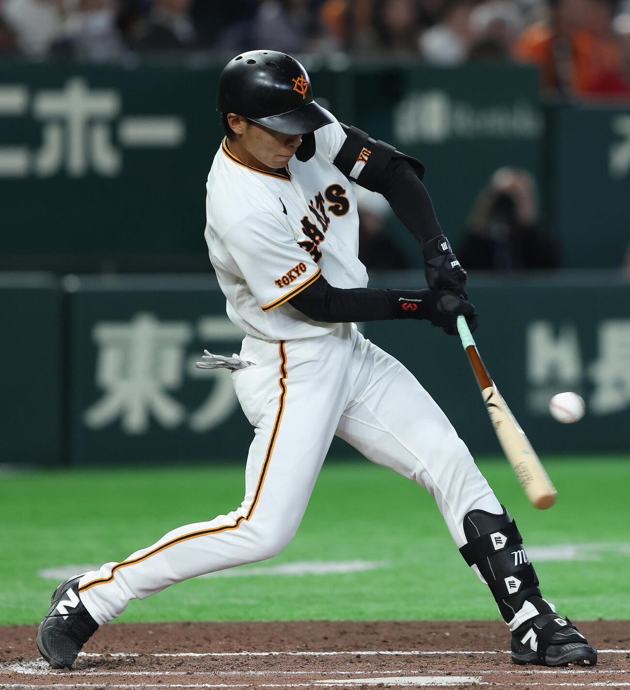 巨人対広島　2回裏巨人無死満塁、遊ゴロを放つ平山功太（撮影・河田真司）
