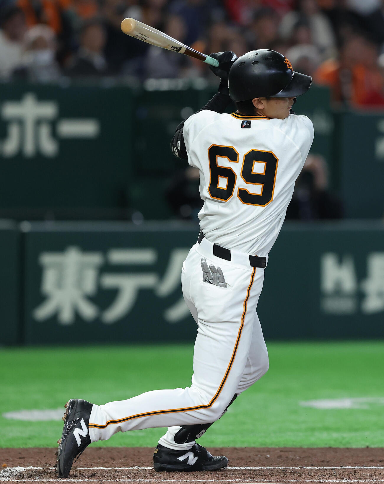 巨人対広島　2回裏巨人無死満塁、遊ゴロを放つ平山功太（撮影・河田真司）
