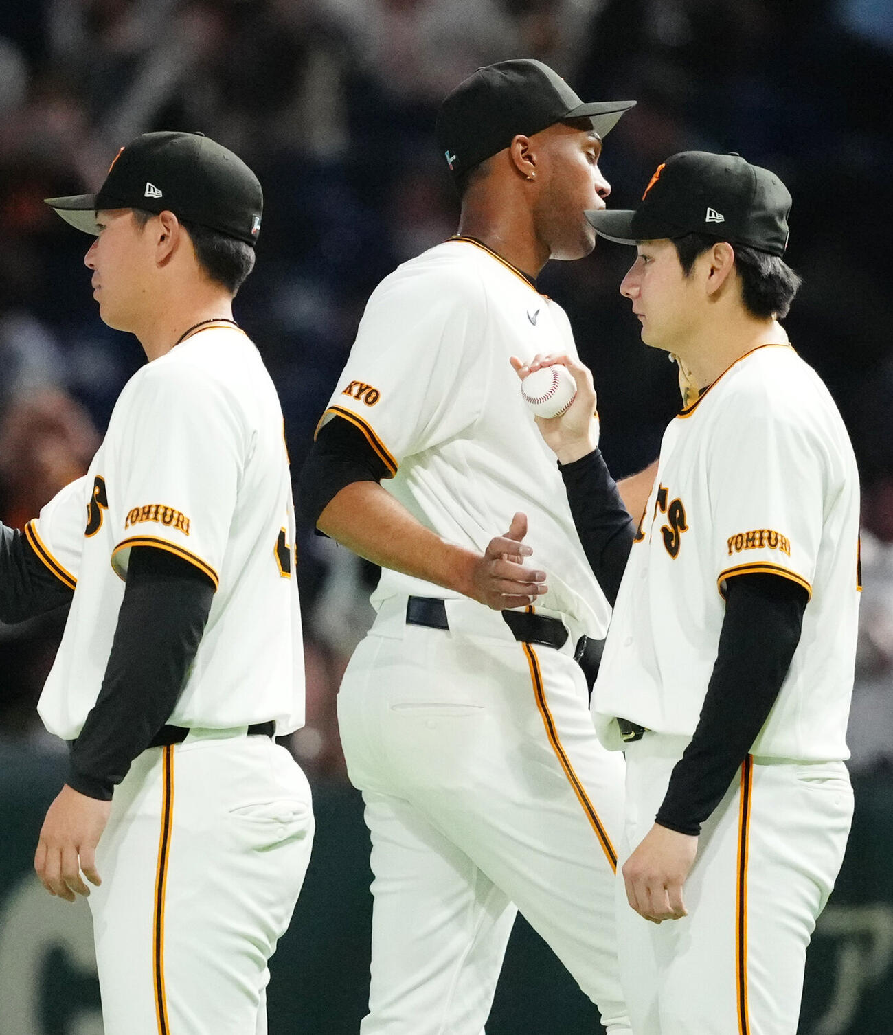 巨人対広島　試合後、最後を締めた巨人ライデル・マルティネス（中央）から勝利球を受け取る竹丸和幸（右）（撮影・江口和貴）