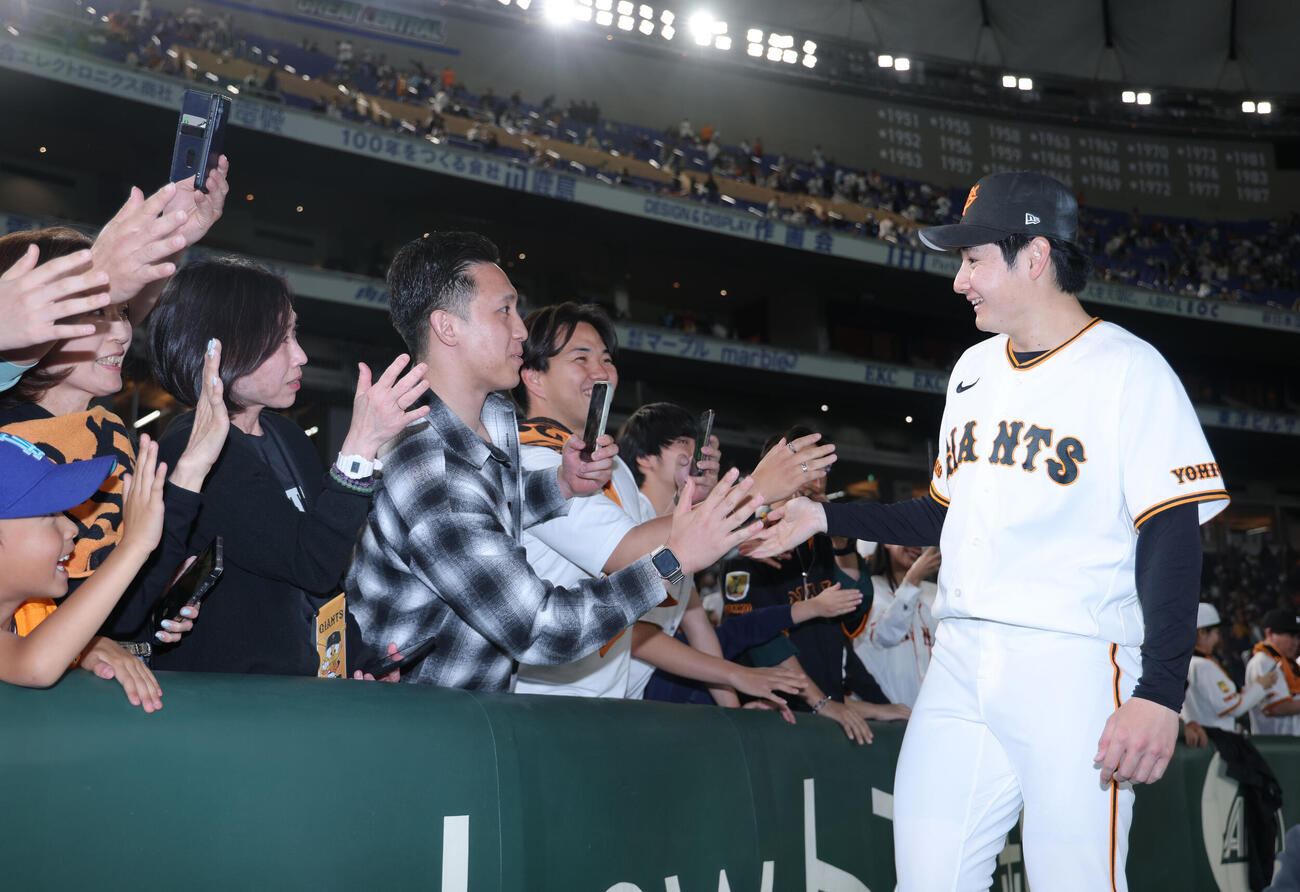 巨人対広島　広島に勝利しファンとタッチを交わす竹丸和幸（右）（撮影・河田真司）