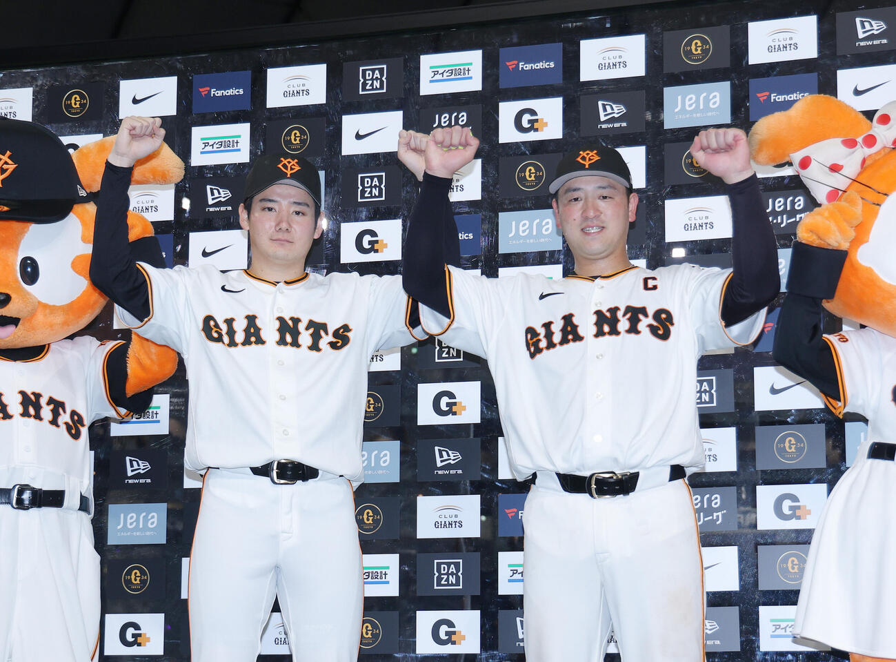 巨人対広島　広島に勝利し、お立ち台でガッツポーズする竹丸和幸（左）と岸田行倫（撮影・河田真司）