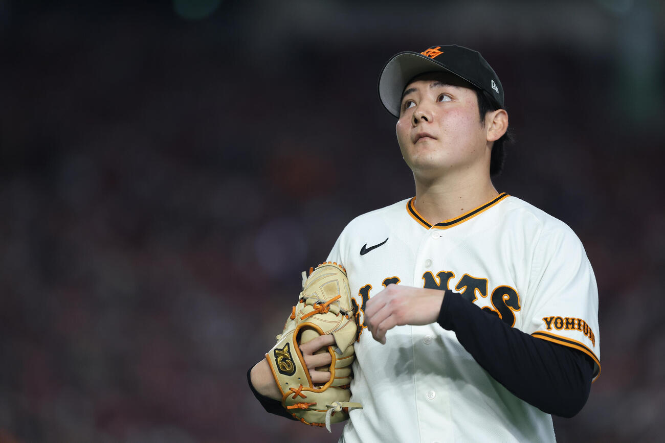 巨人対広島　5回表を終えベンチに戻る竹丸和幸（撮影・河田真司）