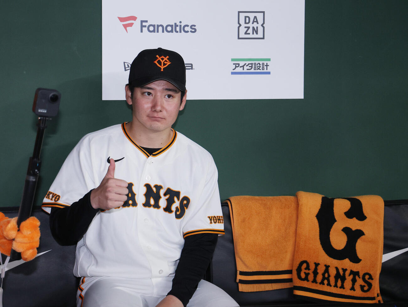 巨人対広島　広島に勝利し、ベンチでサムズアップする竹丸和幸（撮影・河田真司）