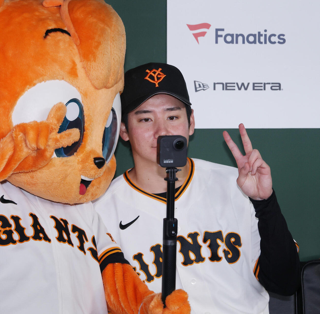 巨人対広島　広島に勝利し、ベンチで記念撮影する竹丸和幸（撮影・河田真司）