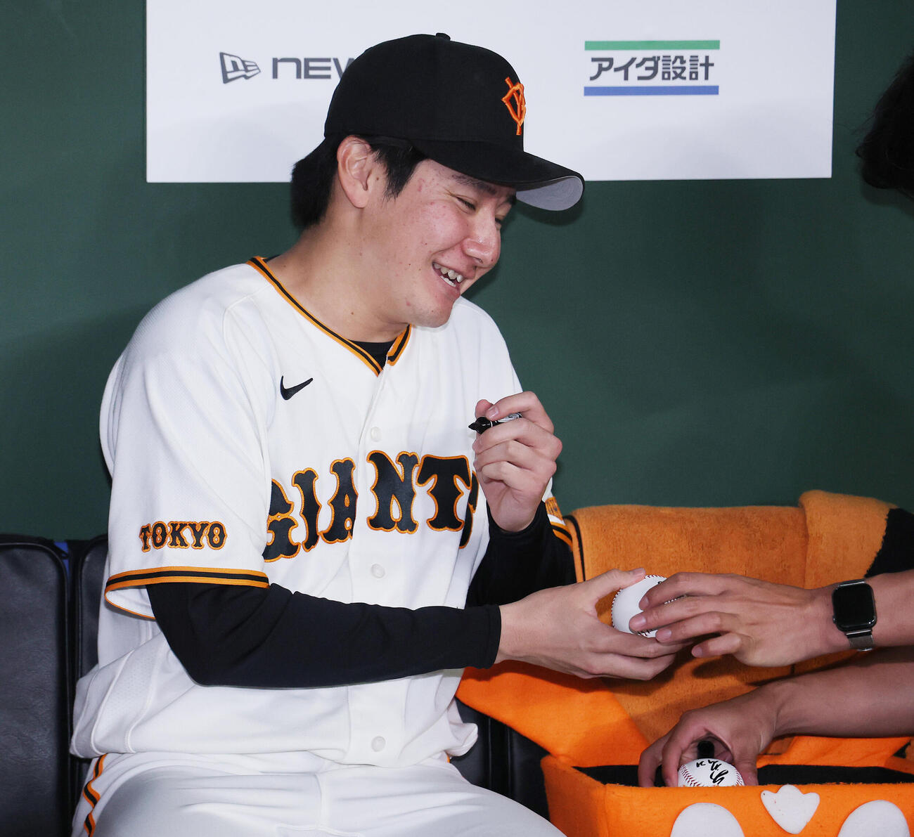 巨人対広島　広島に勝利し、ベンチボールにサインする竹丸和幸（撮影・河田真司）