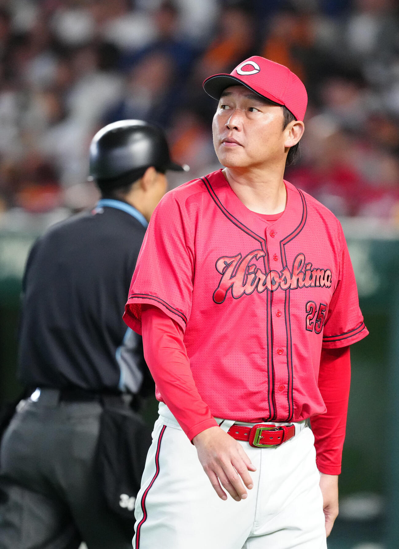 巨人対広島　6回裏途中、選手交代を告げ、ベンチに引き揚げる広島新井貴浩監督（撮影・江口和貴）