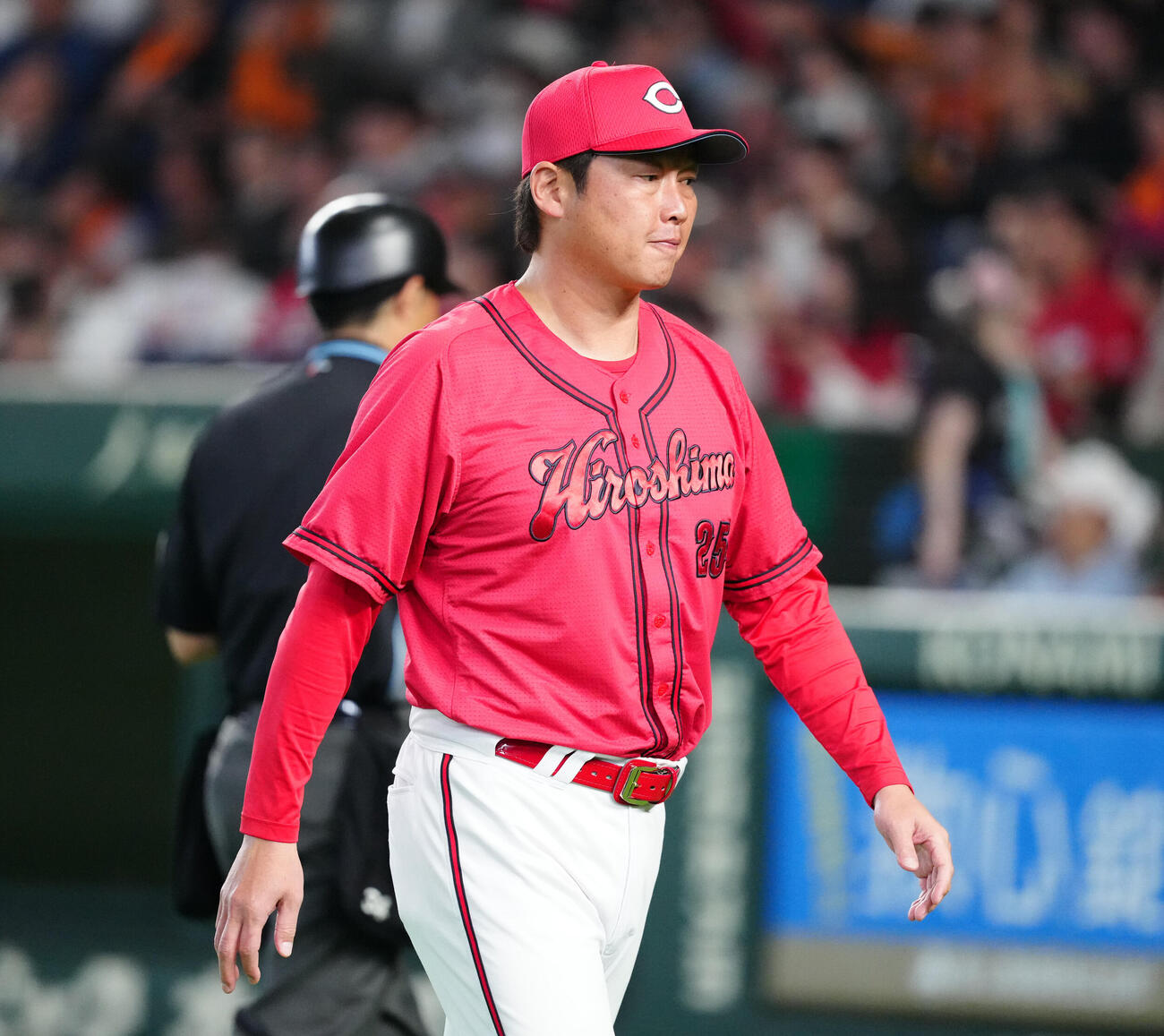 巨人対広島　6回裏途中、選手交代を告げ、ベンチに引き揚げる広島新井貴浩監督（撮影・江口和貴）