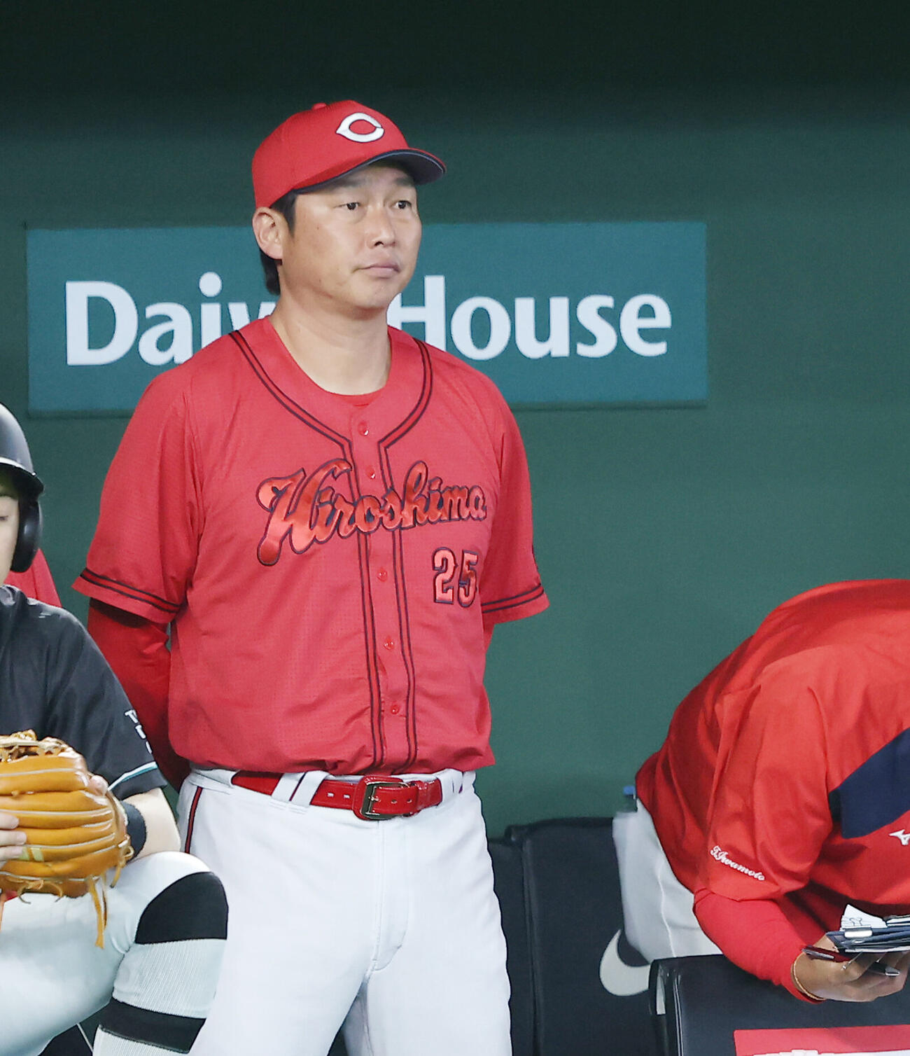 巨人対広島　9回表、戦況を見守る新井貴浩監督（撮影・河田真司）