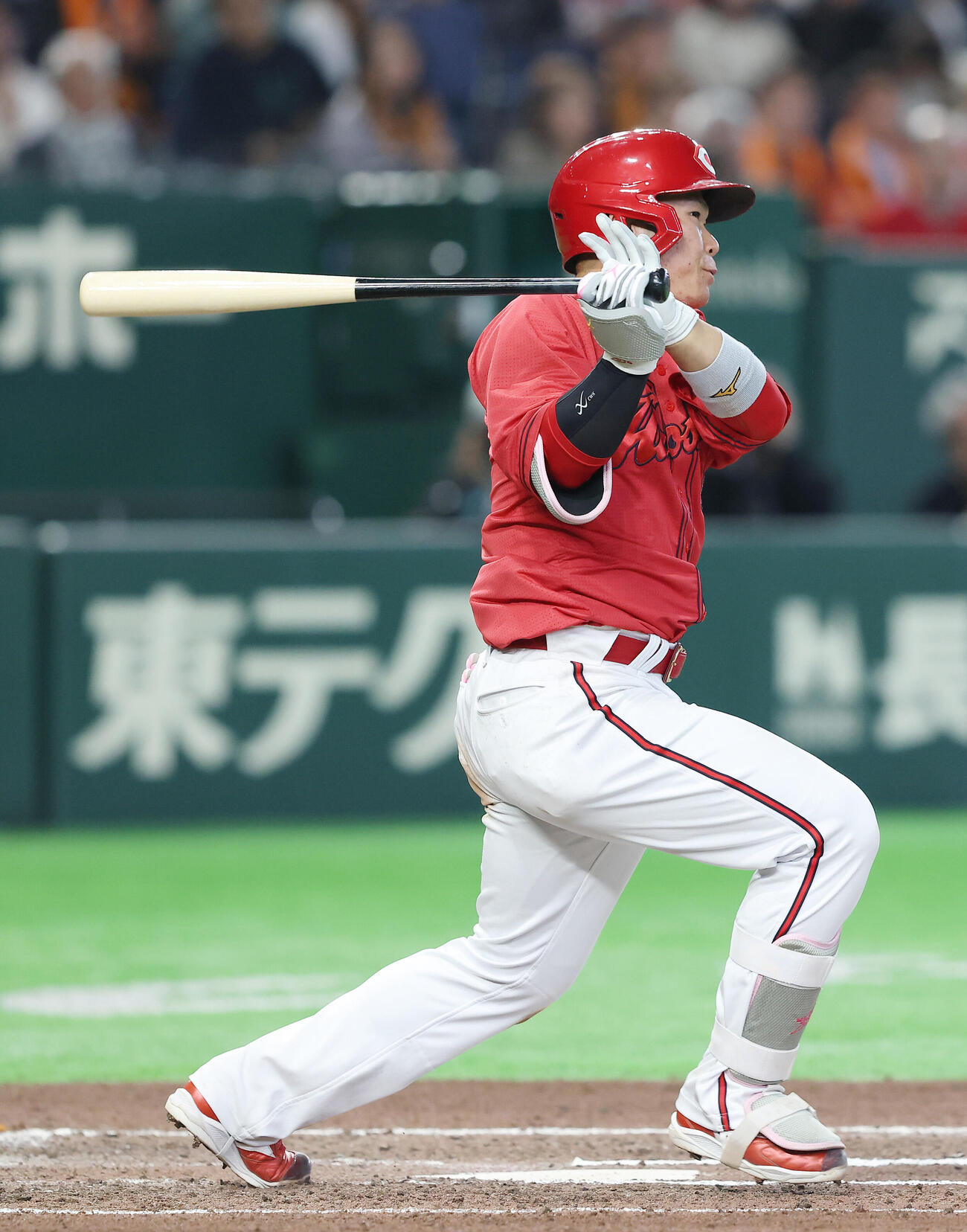 巨人対広島　6回表広島無死、右前打を放つ坂倉将吾（撮影・河田真司）