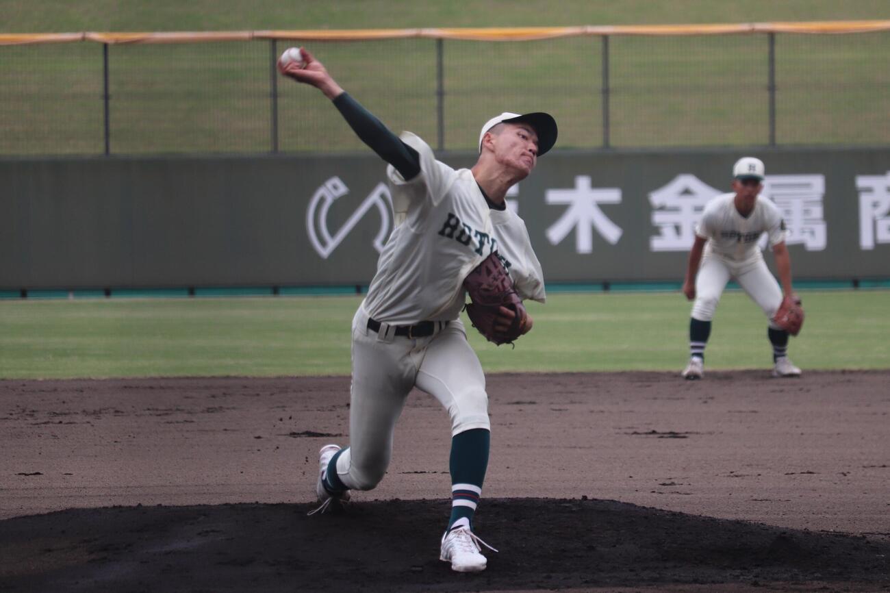 春季兵庫県大会準々決勝　報徳学園対社　先発し完投勝利した報徳学園・江藤達成