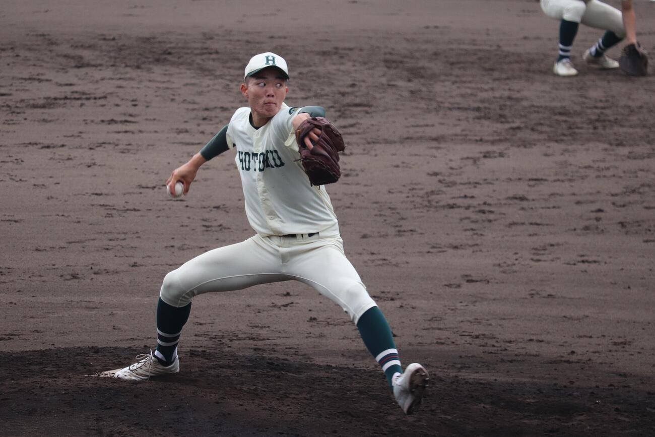 春季兵庫県大会準々決勝　報徳学園対社　先発し完投勝利した報徳学園・江藤達成