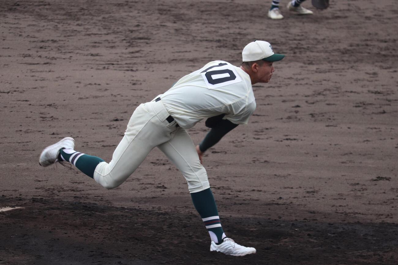 春季兵庫県大会準々決勝　報徳学園対社　先発し完投勝利した報徳学園・江藤達成