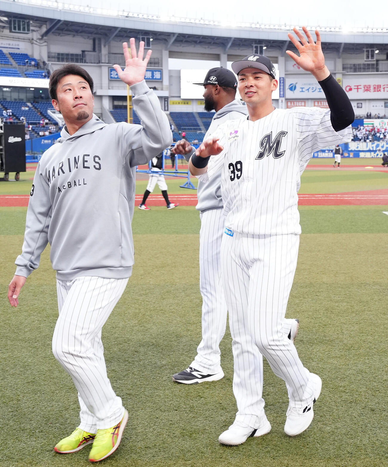 ロッテ対楽天　声援に応えるロッテ八木彬（左）と井上広大（右）（撮影・鈴木みどり）