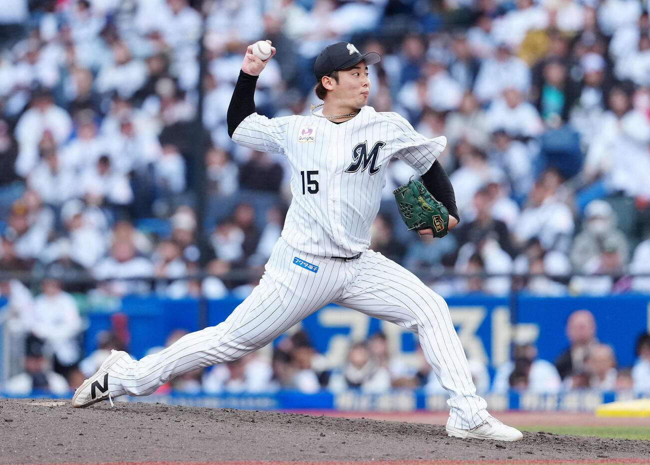 ロッテ対楽天　9回表から6番手で登板したロッテ横山陸人（撮影・鈴木みどり）