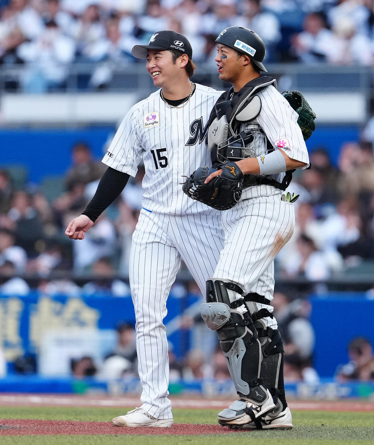 ロッテ対楽天　楽天に勝利し笑顔のロッテ横山陸人（左）と佐藤都志也（撮影・鈴木みどり）