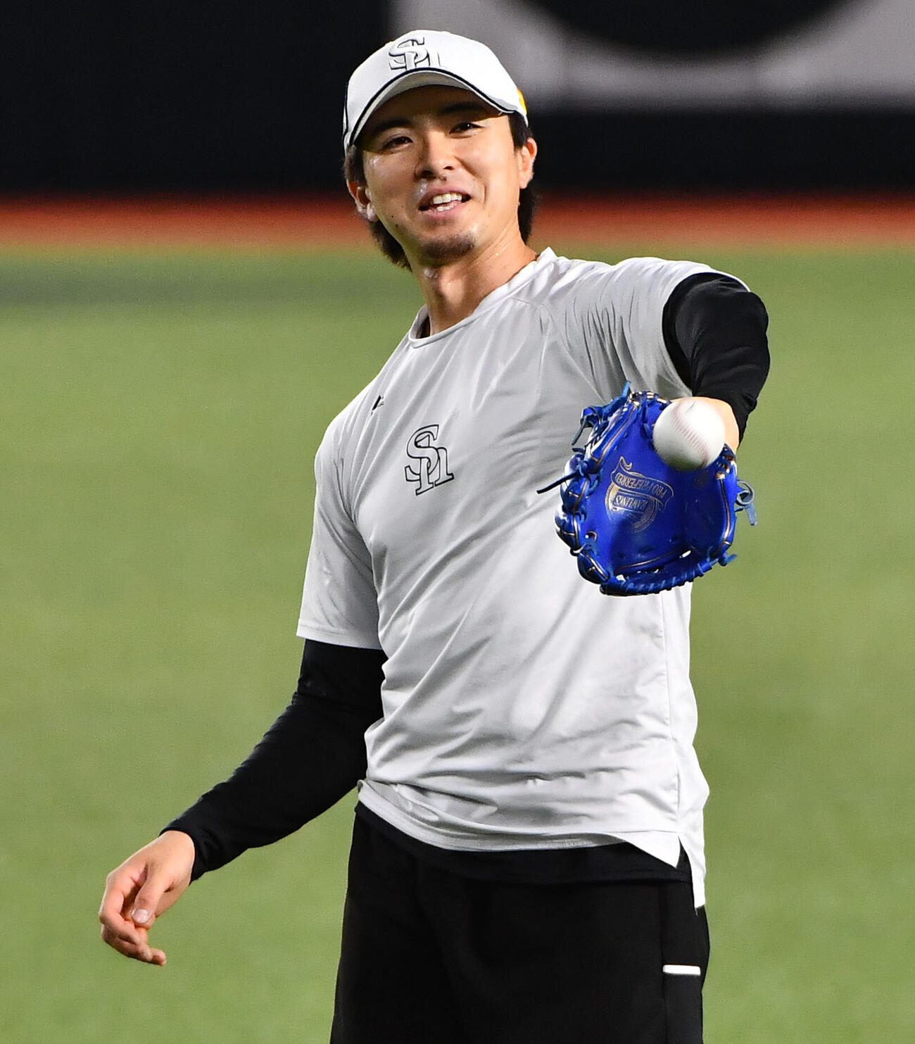 キャッチボールを行うソフトバンク上沢直之（撮影・岩下翔太）