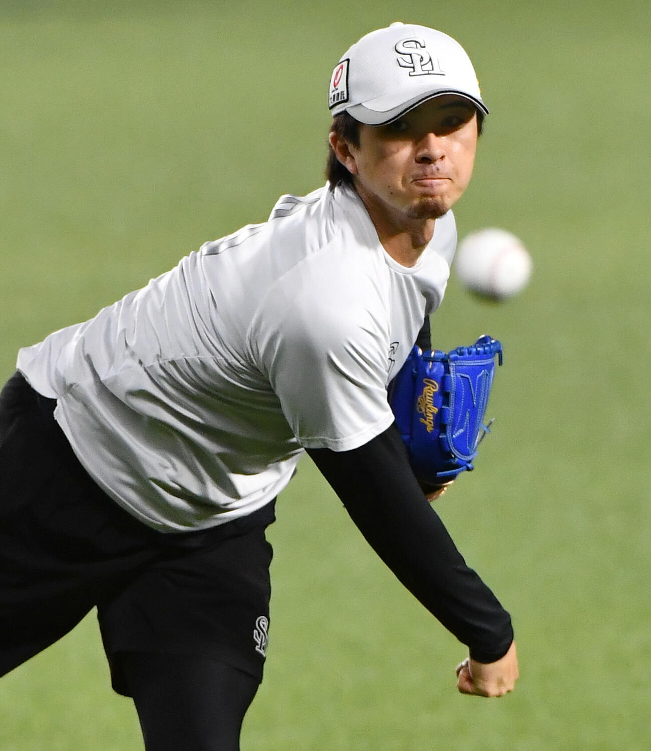 キャッチボールを行うソフトバンク上沢直之（撮影・岩下翔太）