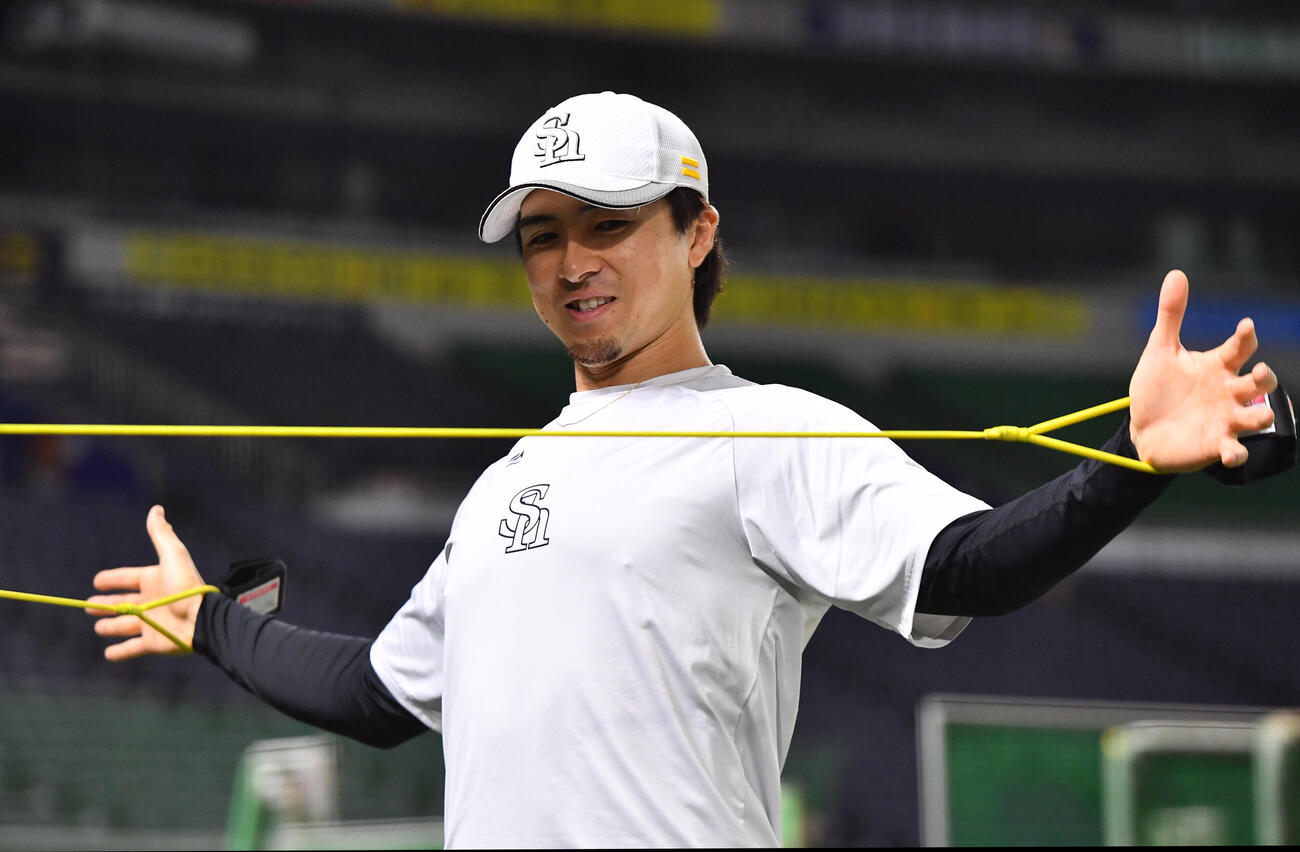 トレーニングを行うソフトバンク上沢直之（撮影・岩下翔太）