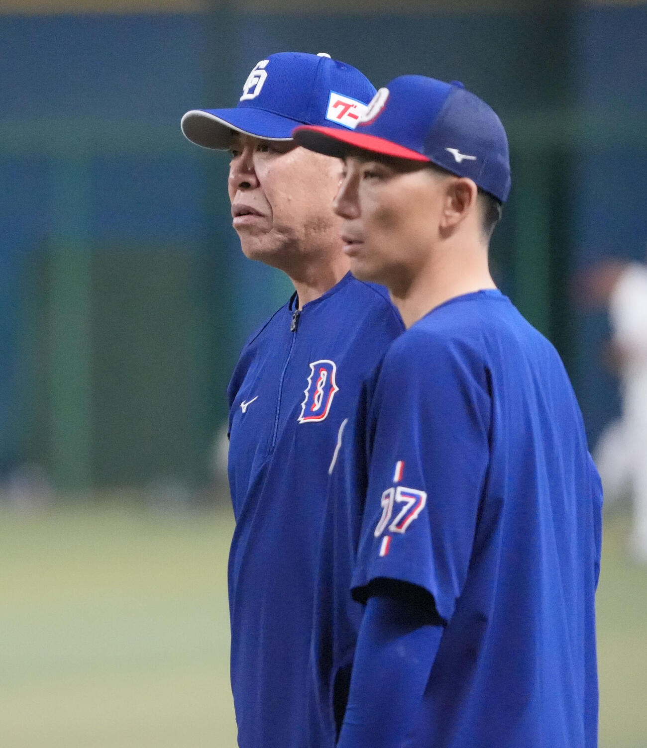 中日対DeNA　試合前、言葉を交わす井上一樹監督（左）と嶋基宏ヘッドコーチ（撮影・森本幸一）