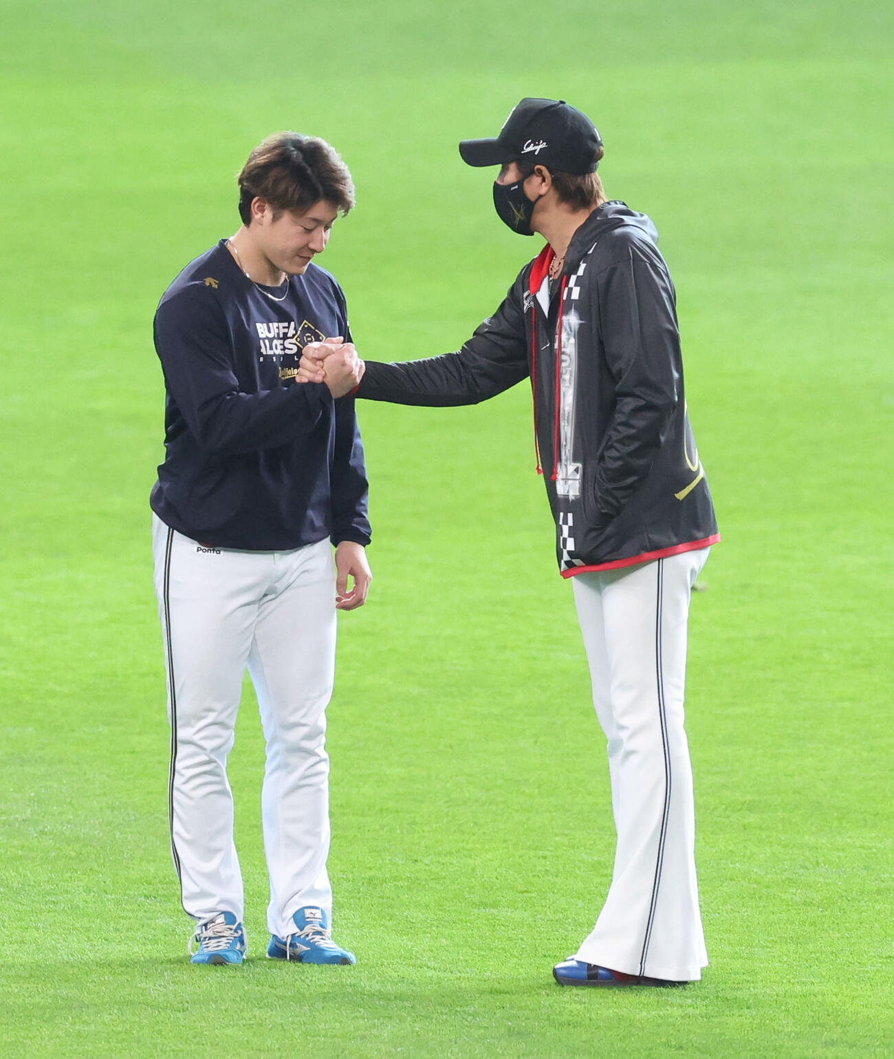 試合前、握手するオリックス吉田（左）と日本ハム新庄監督（2024年4月撮影）