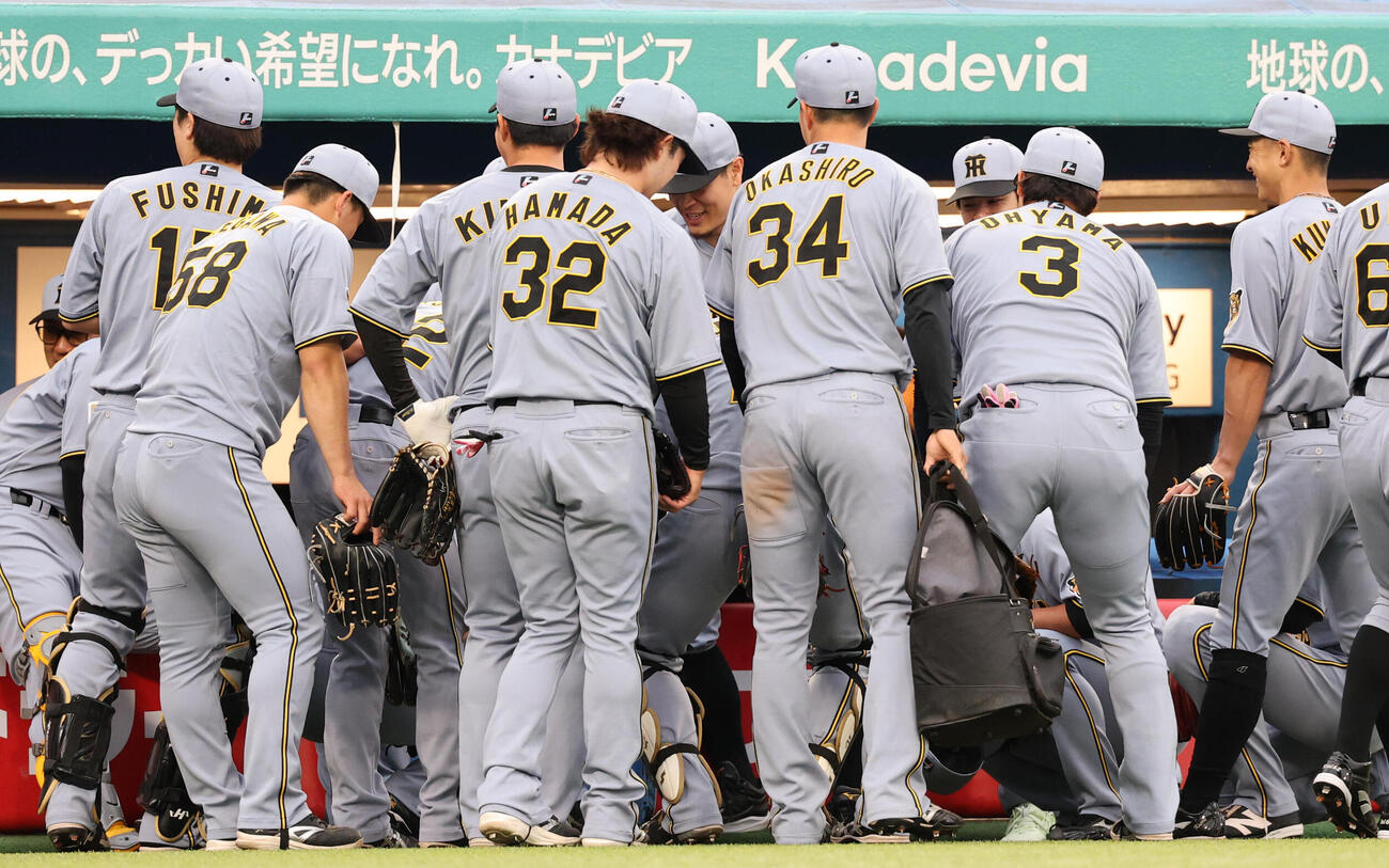 ヤクルト対阪神　円陣で声出しするの阪神佐藤輝明（中央）（撮影・浅見桂子）