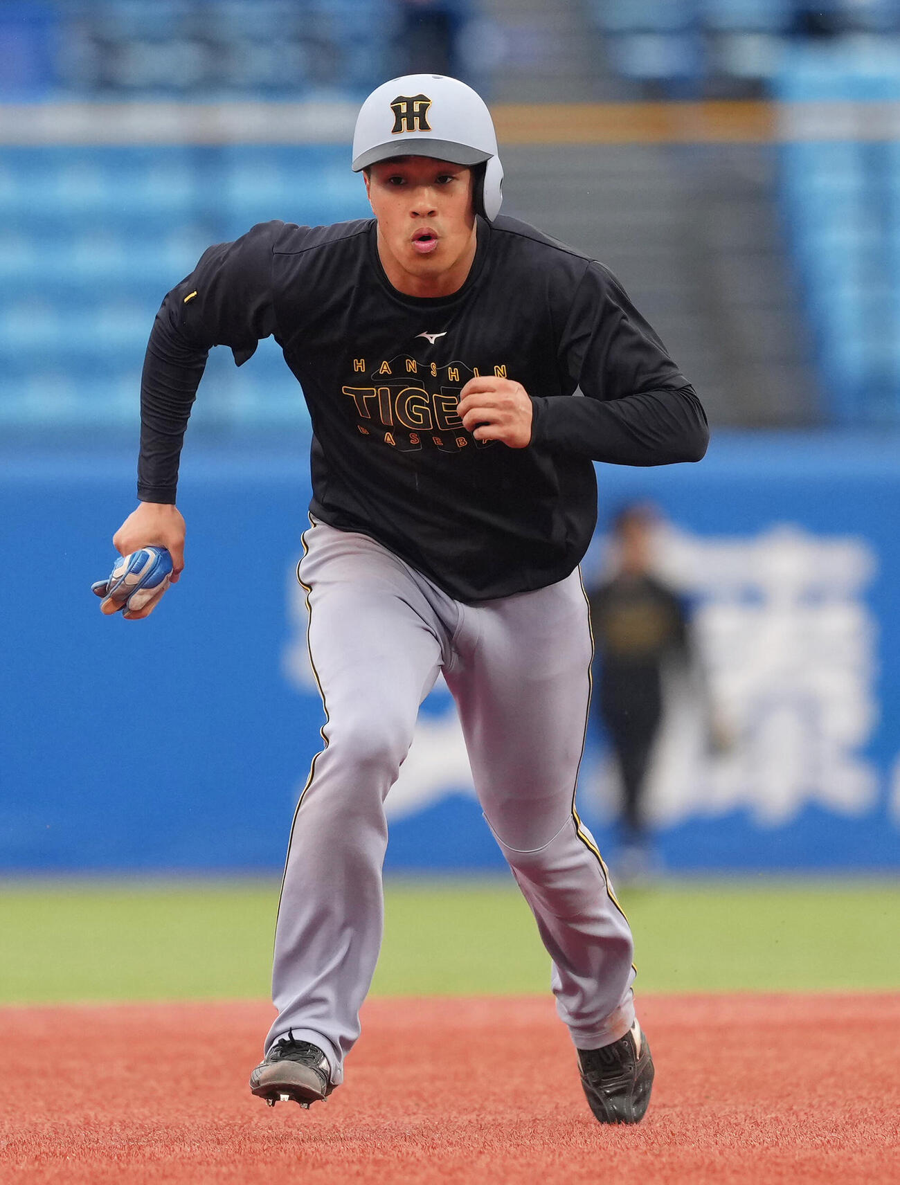 ヤクルト対阪神　試合前、走塁練習する阪神岡城快生（撮影・足立雅史）