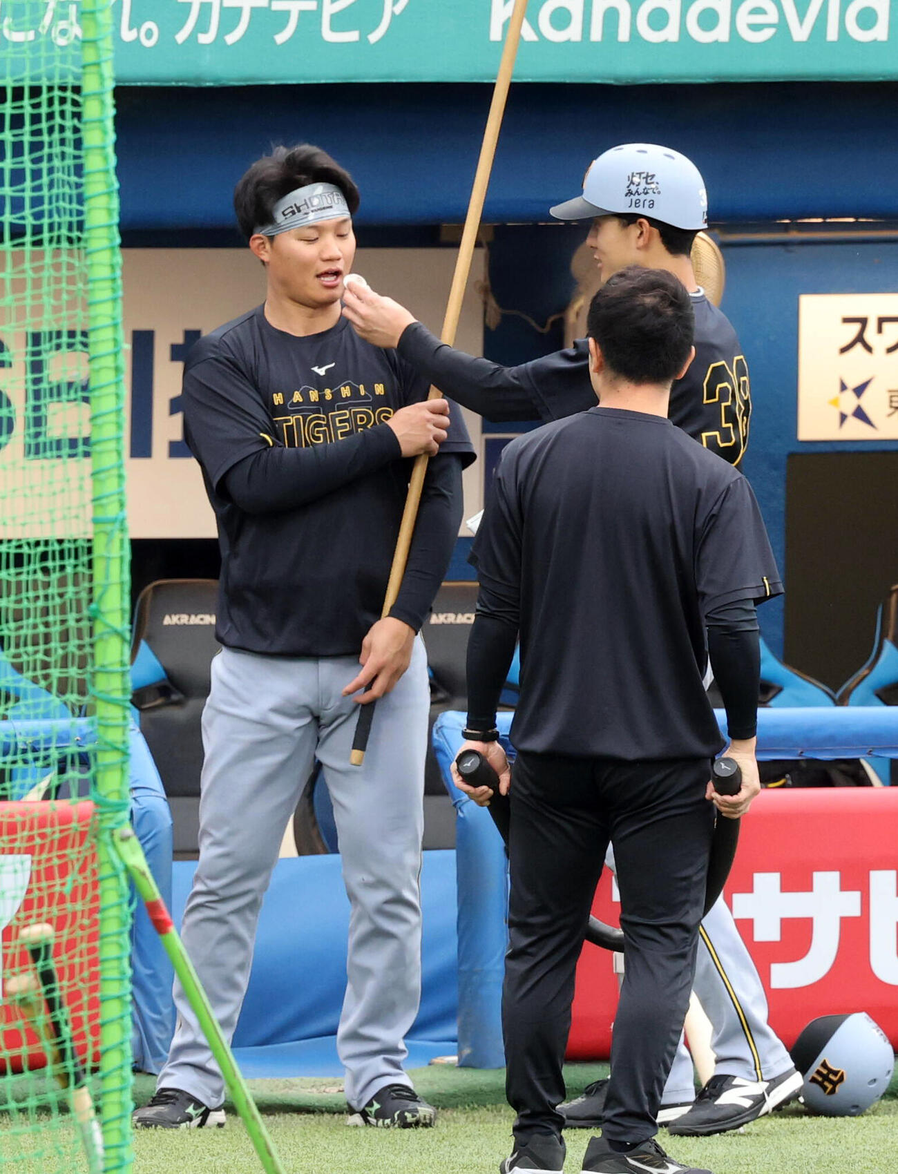 ヤクルト対阪神　練習中、阪神小幡竜平（右）から何かを口に入れられそうになる森下翔太（撮影・浅見桂子）