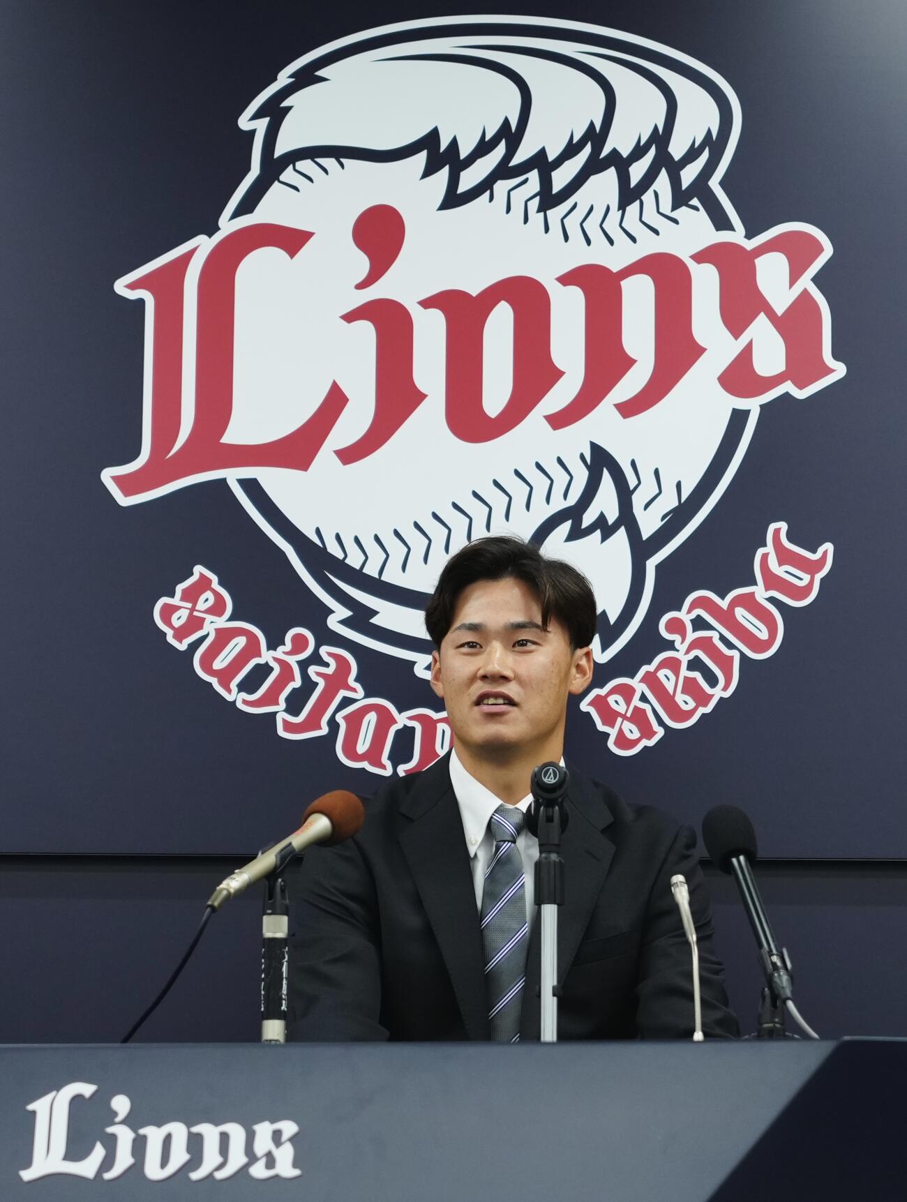 西武との支配下契約を結び会見に臨む佐藤爽（撮影・垰建太）