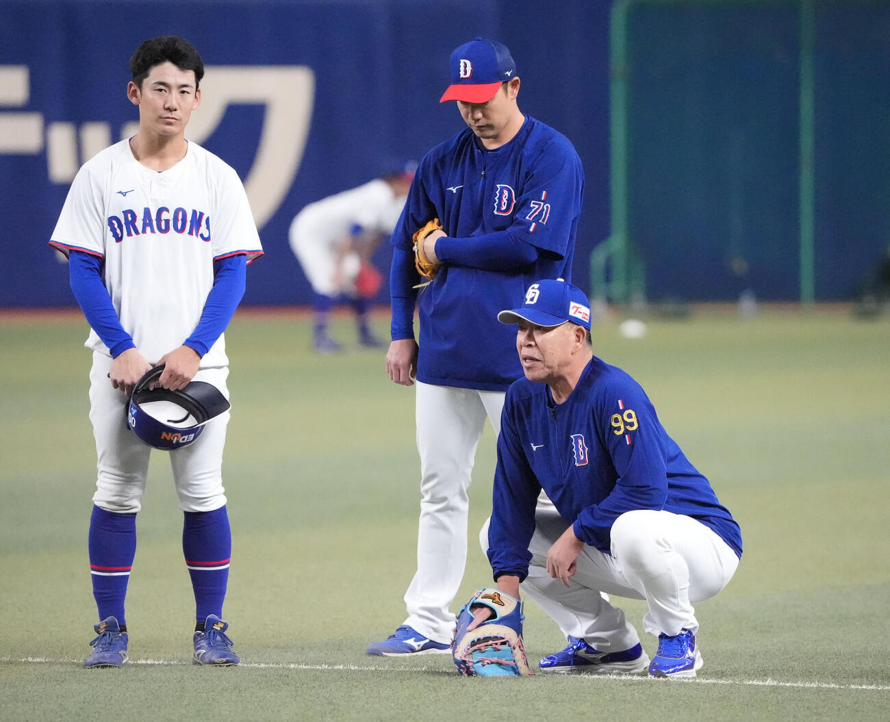 中日対DeNA　試合前、言葉を交わす左から尾田剛樹、堂上直倫内野守備走塁コーチ、井上一樹監督（撮影・森本幸一）