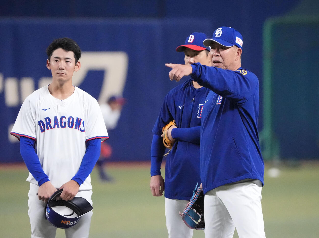 中日対DeNA　試合前、言葉を交わす左から尾田剛樹、堂上直倫内野守備走塁コーチ、井上一樹監督（撮影・森本幸一）