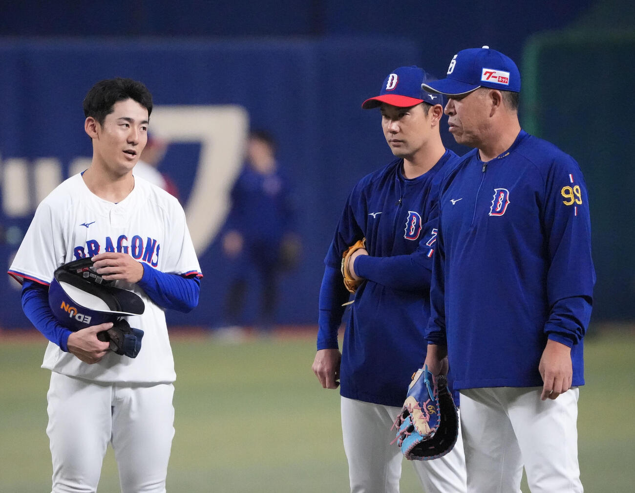中日対DeNA　試合前、言葉を交わす左から尾田剛樹、堂上直倫内野守備走塁コーチ、井上一樹監督（撮影・森本幸一）