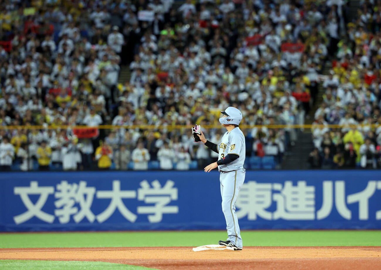 ヤクルト対阪神　1回表阪神1死満塁、大山悠輔は先制2点適時二塁打を放ち、喜ぶ左翼スタンドを背にあいさつ（撮影・浅見桂子）