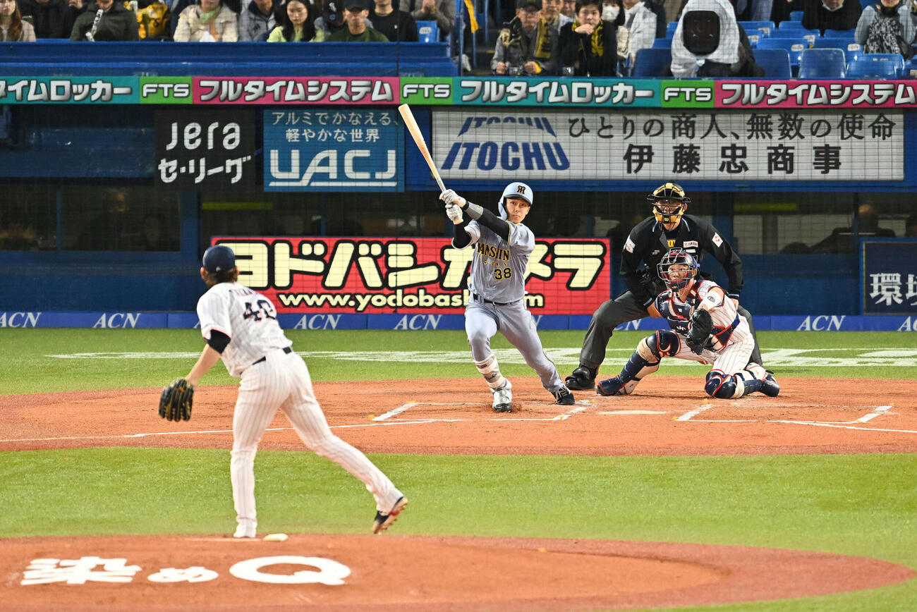 ヤクルト対阪神　1回表阪神1死二、三塁、小幡竜平は適時打を放つ。投手高梨裕稔（撮影・滝沢徹郎）