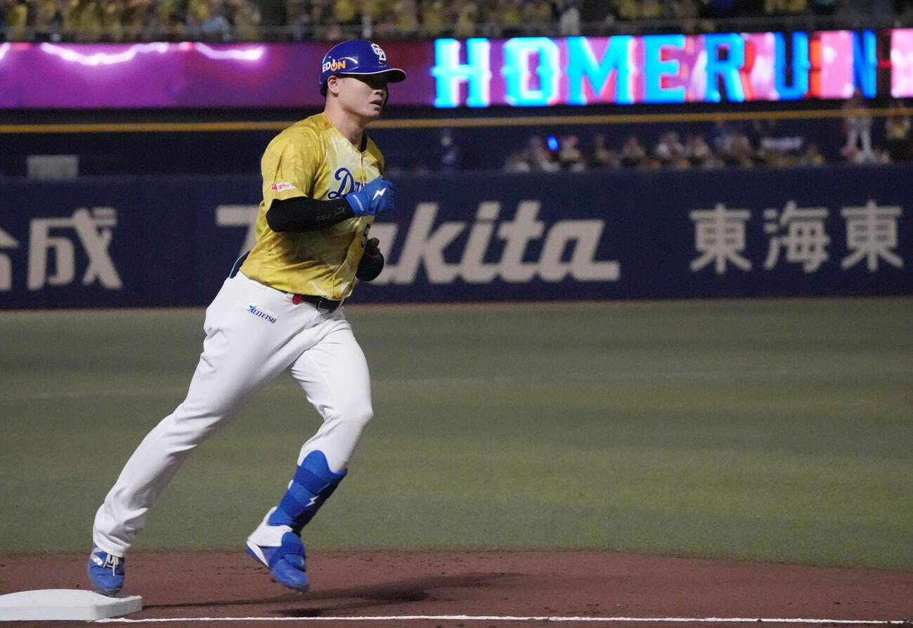 中日対DeNA 2回裏中日無死、ソロ本塁打を放ちダイヤモンドを回る細川成也（撮影・森本幸一）