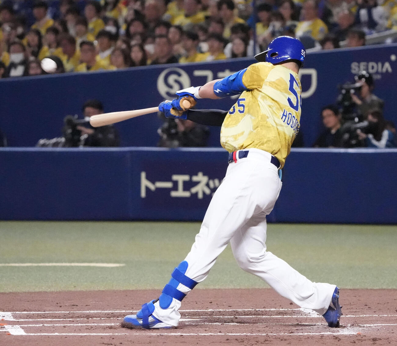中日対DeNA 2回裏中日無死、ソロ本塁打を放つ細川成也（撮影・森本幸一）