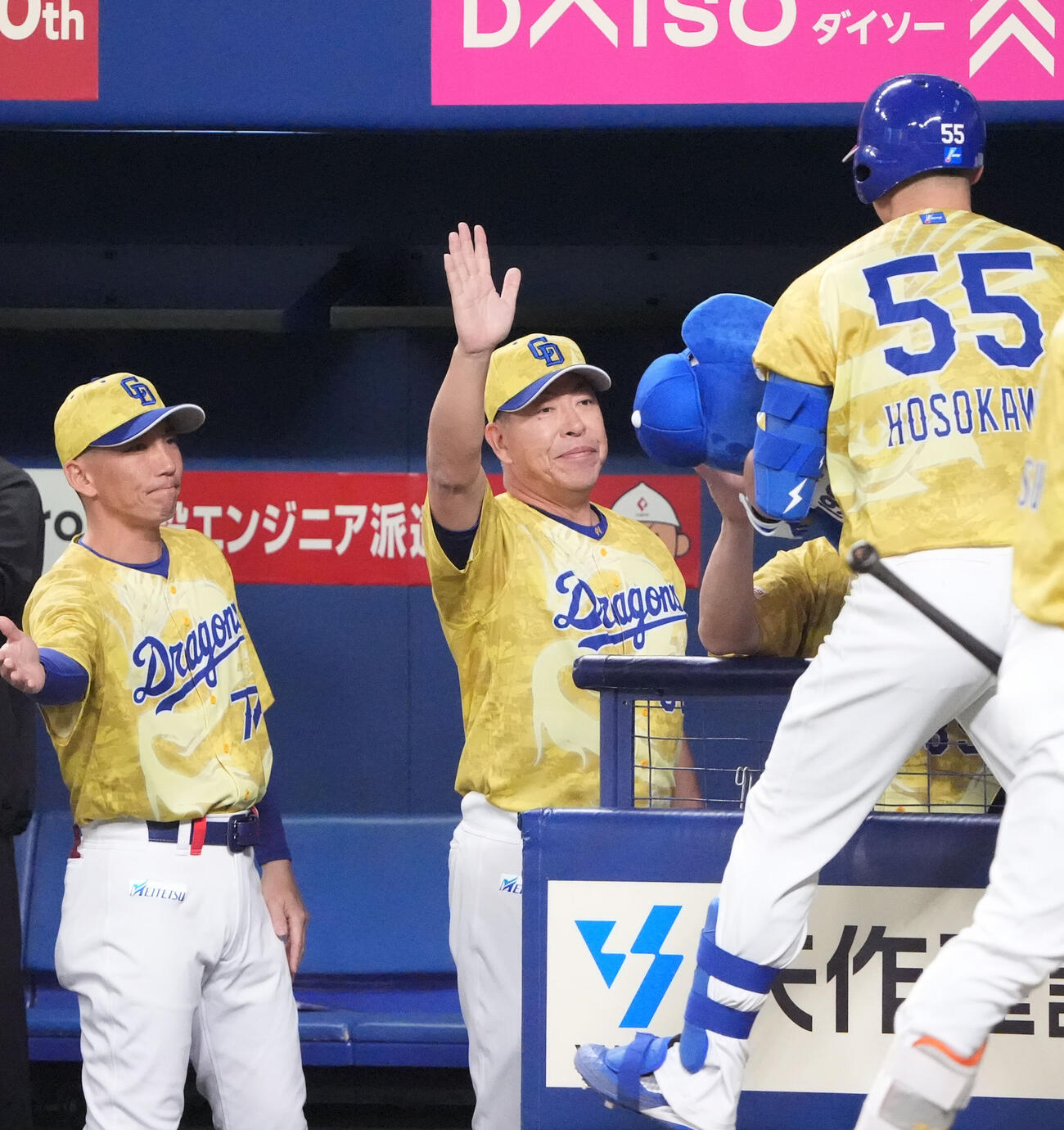 中日対DeNA 2回裏中日無死、井上一樹監督（中央）はソロ本塁打を放った細川成也を迎える（撮影・森本幸一）