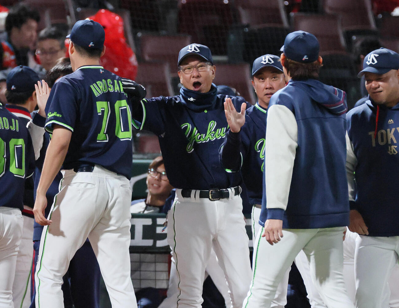 ヤクルト池山隆寛監督（中央）（2026年4月撮影）