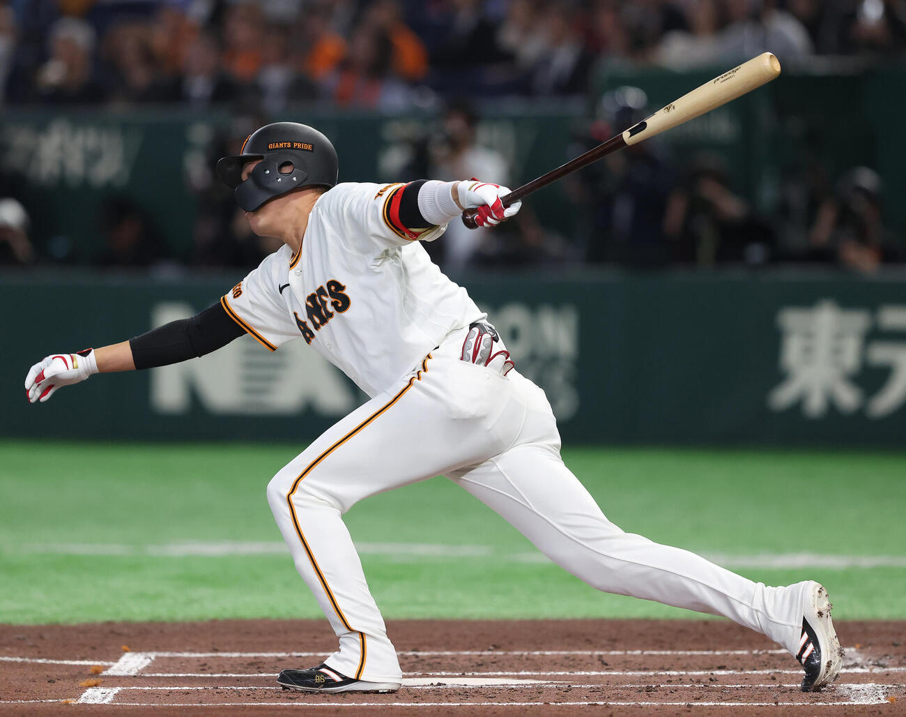 巨人対広島　2回裏巨人1死二塁、左前打を放つ坂本勇人（撮影・河田真司）