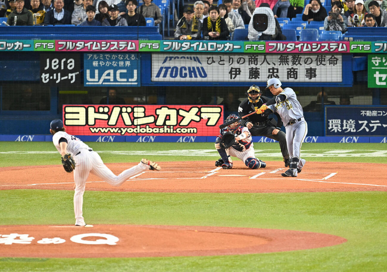 ヤクルト対阪神　1回表阪神1死、岡城快生は右前打を放つ（撮影・滝沢徹郎）