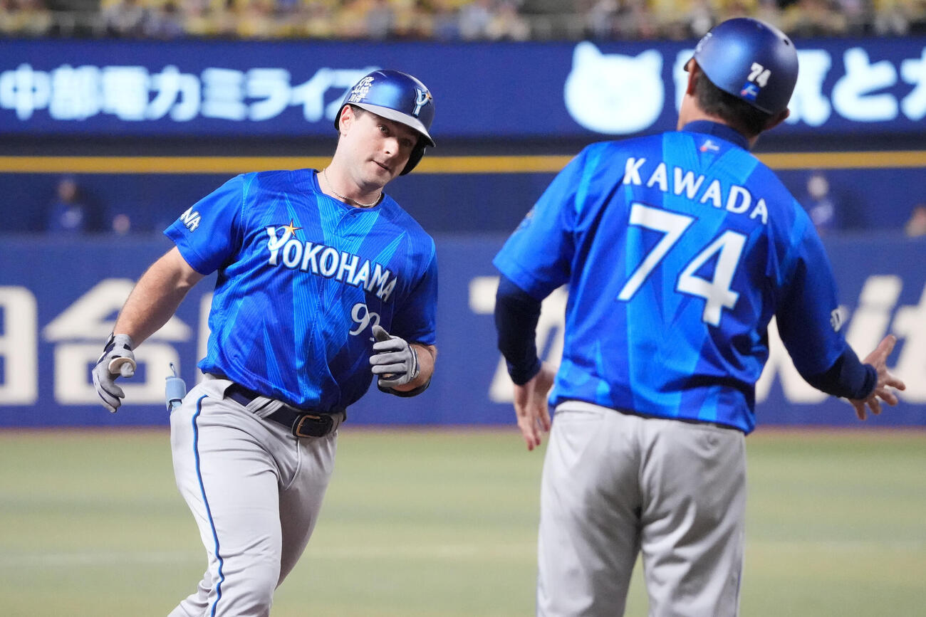 中日対DeNA 2回表DeNA2死、クーパー・ヒュンメル（左）はソロ本塁打を放ちダイヤモンドを回る（撮影・森本幸一）